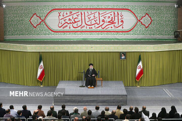 ڕێبەری باڵای ئێران هۆشداریی بە ئەمریکا دا