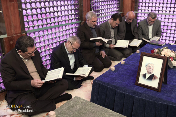 Photos: Iran President cabinet renews allegiance to Imam Khomeini