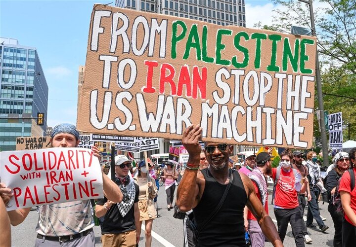 အီရန်ကို တိုက်ခိုက်ရန် အမေရိကန်၏ မည်သည့် လုပ်ရပ်များကို မဆို ဆန့်ကျင်ကြောင်း ဗြိတိန်ပြည်သူများ မှ ဆန္ဒပြ