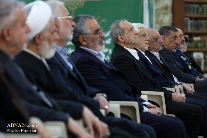 تقرير مصور/ الرئيس بزشكيان وأعضاء حكومته يجددون الميثاق مع مبادئ الثورة الاسلامية عند ضريح الإمام الخميني(ره)