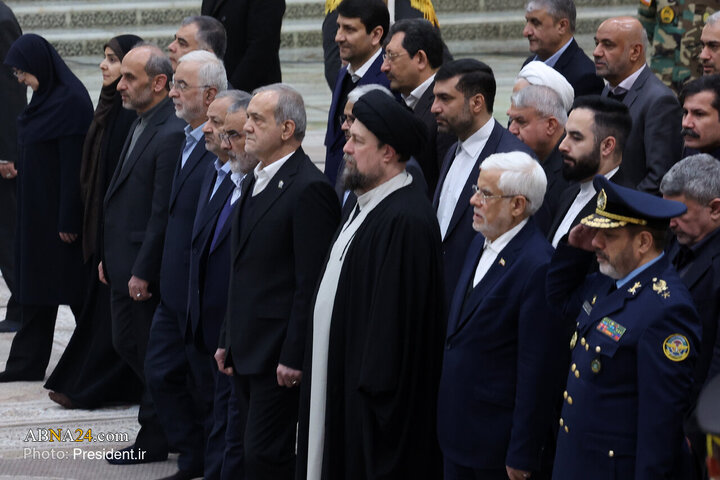 تقرير مصور/ الرئيس بزشكيان وأعضاء حكومته يجددون الميثاق مع مبادئ الثورة الاسلامية عند ضريح الإمام الخميني(ره)