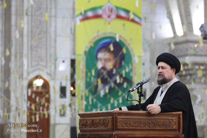 تقرير مصور/ الرئيس بزشكيان وأعضاء حكومته يجددون الميثاق مع مبادئ الثورة الاسلامية عند ضريح الإمام الخميني(ره)