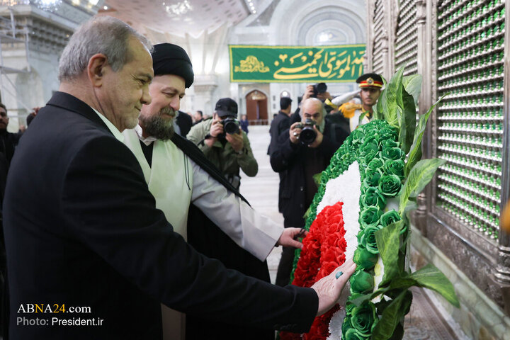 تقرير مصور/ الرئيس بزشكيان وأعضاء حكومته يجددون الميثاق مع مبادئ الثورة الاسلامية عند ضريح الإمام الخميني(ره)