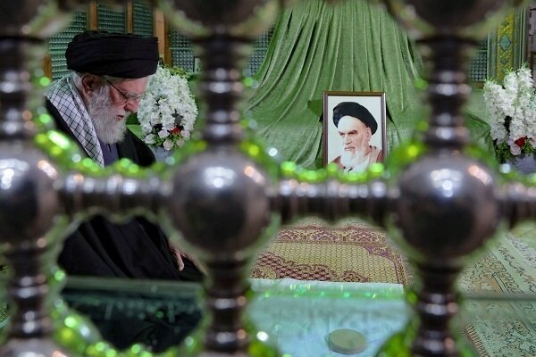 Ayatollah Khamenei Presta Homenagem ao Falecido Fundador da República Islâmica