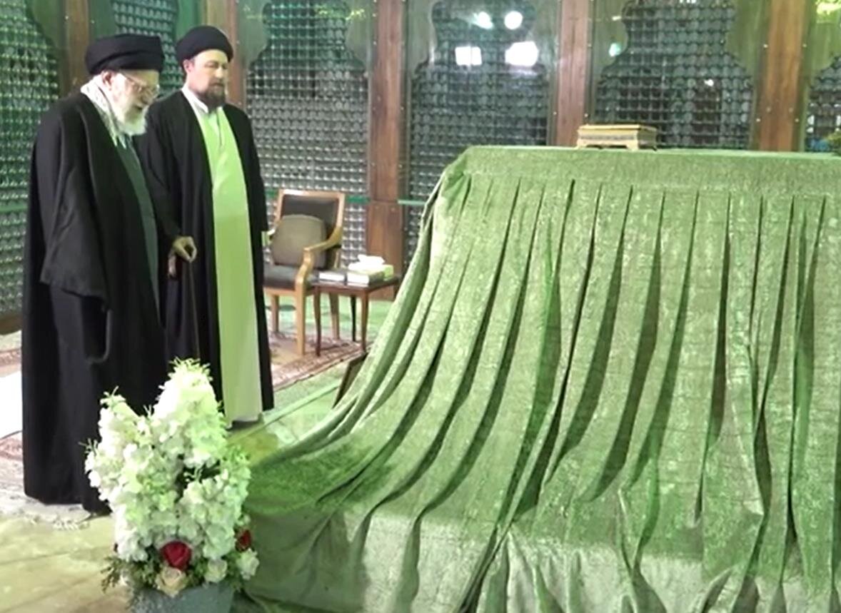 فيديو | قائد الثورة الاسلامية يزور ضريح الإمام الخميني (ره) ويصلي عنده