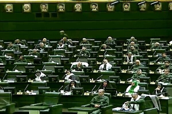 ردًا على خطوة أوروبا.. أعضاء مجلس البرلمان الإيراني يرتدون ثياب الحرس الثوري