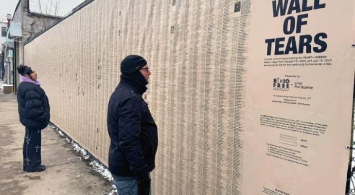 “جدار الدموع”.. محاولة فنية بمدينة نيويورك يحمل أسماء آلاف أطفال غزة لتحويل أرقامهم إلى ذاكرة إنسانية حيّة