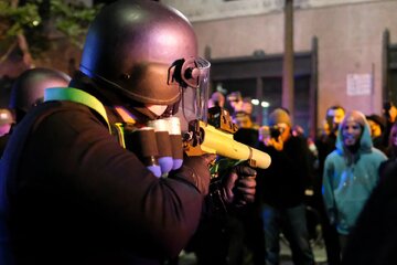 ویدیو | شلیک گلوله حاوی فلفل به چشم یک معترض در لس‌آنجلس