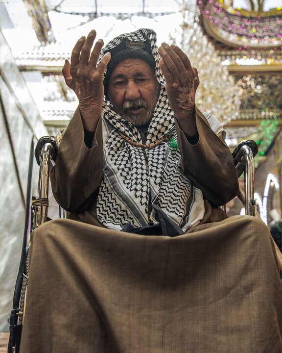 Informe fotográfico | El anciano que nunca abandonó su peregrinación semanal al Imam Huséin (P)