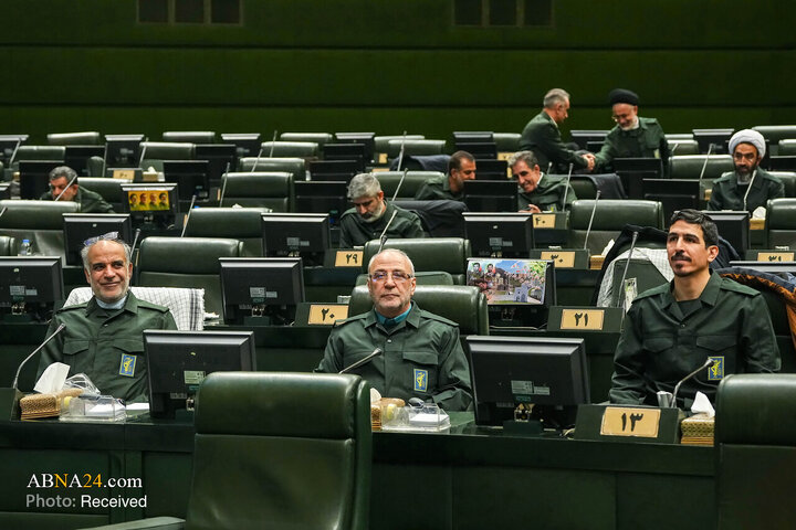 Foto / İran Meclis Kurulu 1 Şubatta Devrim Muhafızlarını Savunmak Amacıyla Yeşillere Büründü