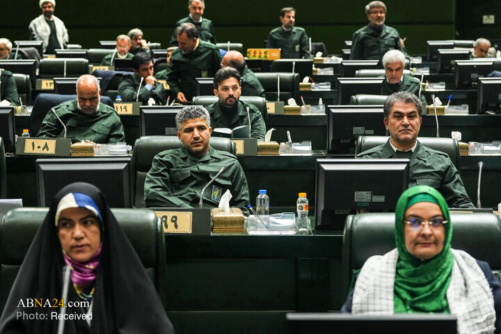 Foto / İran Meclis Kurulu 1 Şubatta Devrim Muhafızlarını Savunmak Amacıyla Yeşillere Büründü