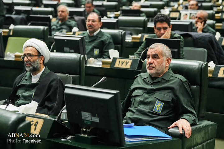 Foto / İran Meclis Kurulu 1 Şubatta Devrim Muhafızlarını Savunmak Amacıyla Yeşillere Büründü