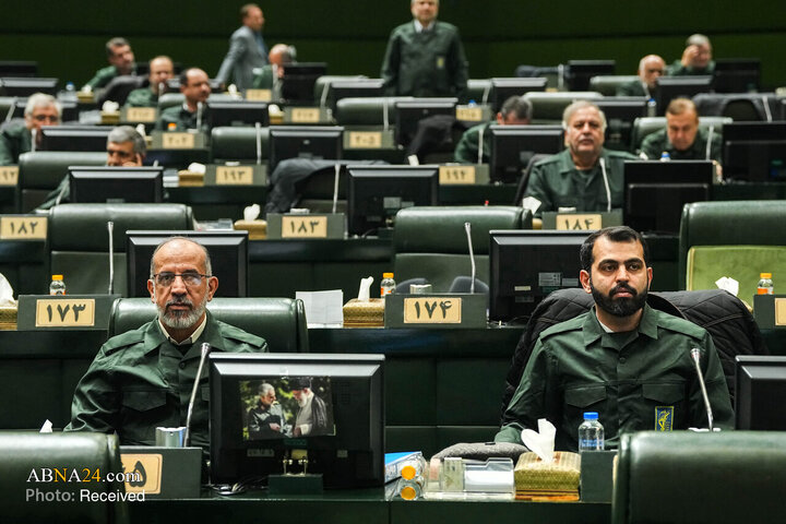 Foto / İran Meclis Kurulu 1 Şubatta Devrim Muhafızlarını Savunmak Amacıyla Yeşillere Büründü