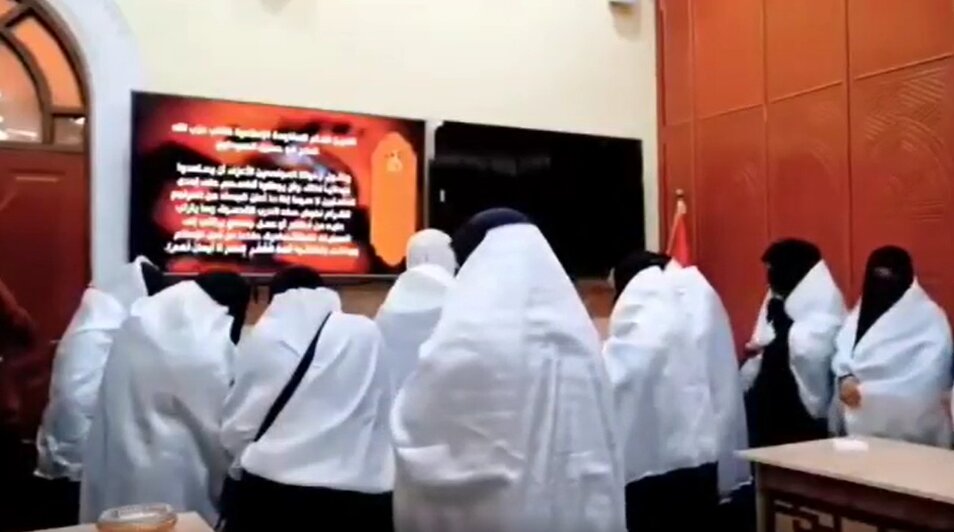Video: Iraqi Women in Shrouds Line Up to Register for Joining Iran’s Defenders