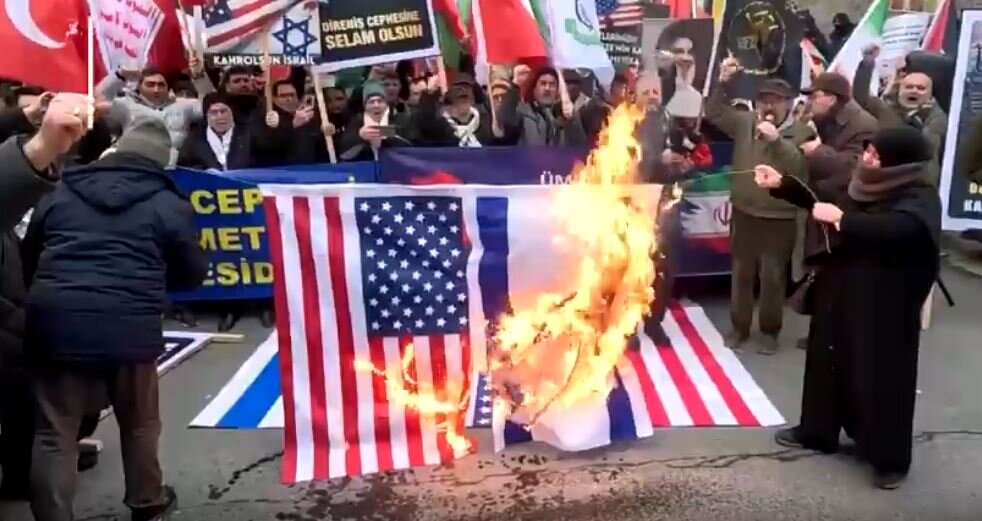 Fotografije Trumpa i Netanyahua spaljene na skupu pristalica Irana u Turskoj (FOTO)