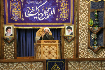 Hocat-ul-Îslam wel muslimîn Mandegarî lêkolîn kir:Sedemên Qur’anî yên Şoreşa Îslamî