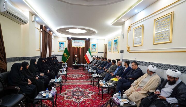 اساس مکتب اهل‌بیت(ع) و انقلاب اسلامی ایران، آگاهی بخشی است