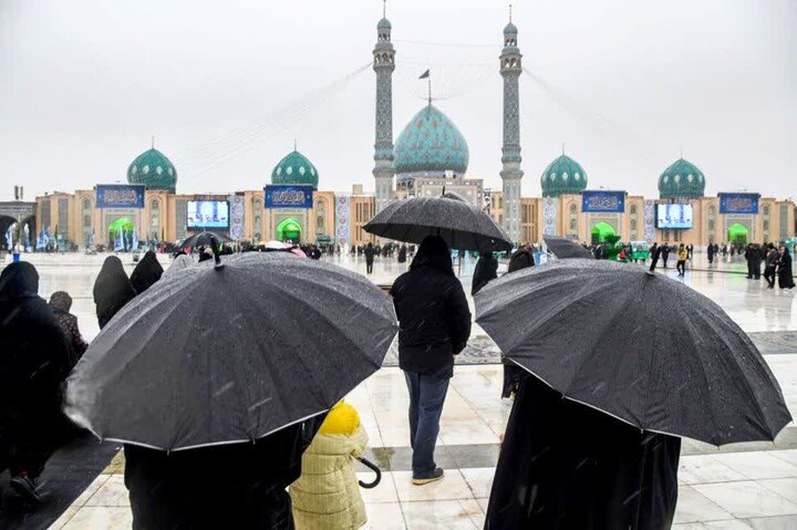 زائران مسجد جمکران با چتر به پیاده‌روی نیمه شعبان بیایند
