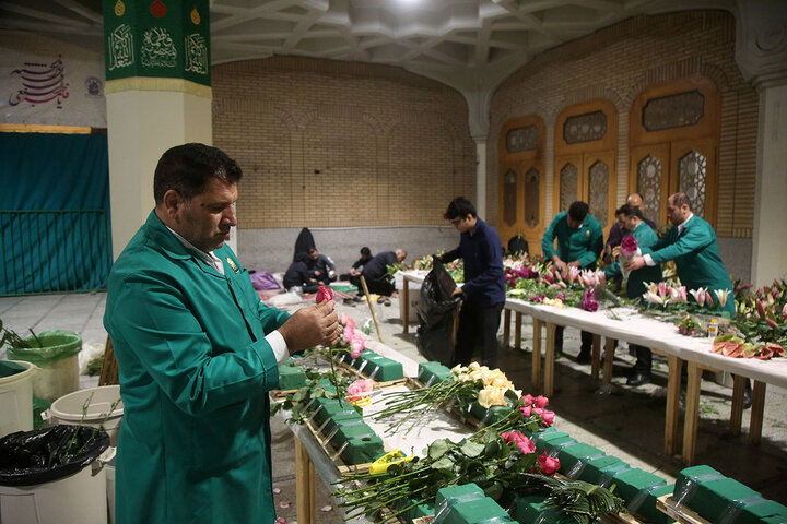 ضریح مطهر حرم حضرت معصومه (س) در آستانه نیمه شعبان غرق گل شد