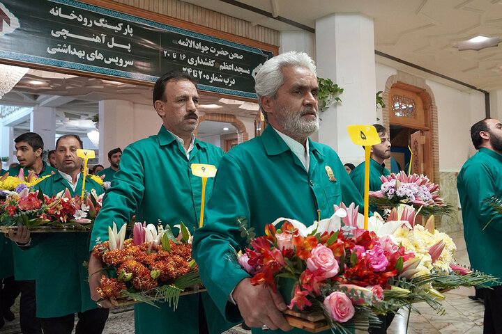 ضریح مطهر حرم حضرت معصومه (س) در آستانه نیمه شعبان غرق گل شد