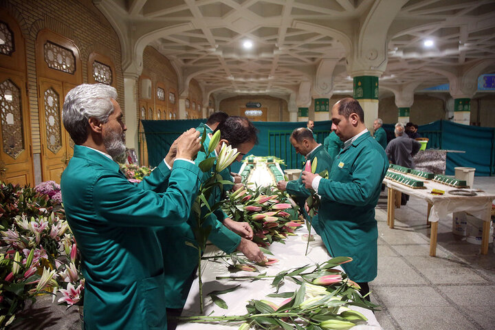 ضریح مطهر حرم حضرت معصومه (س) در آستانه نیمه شعبان غرق گل شد