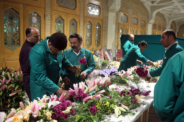 ضریح مطهر حرم حضرت معصومه (س) در آستانه نیمه شعبان غرق گل شد