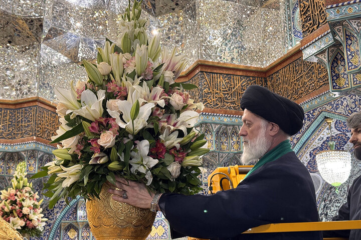 ضریح مطهر حرم حضرت معصومه (س) در آستانه نیمه شعبان غرق گل شد