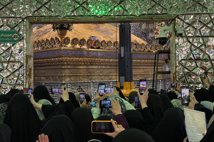 ضریح مطهر حرم حضرت معصومه (س) در آستانه نیمه شعبان غرق گل شد