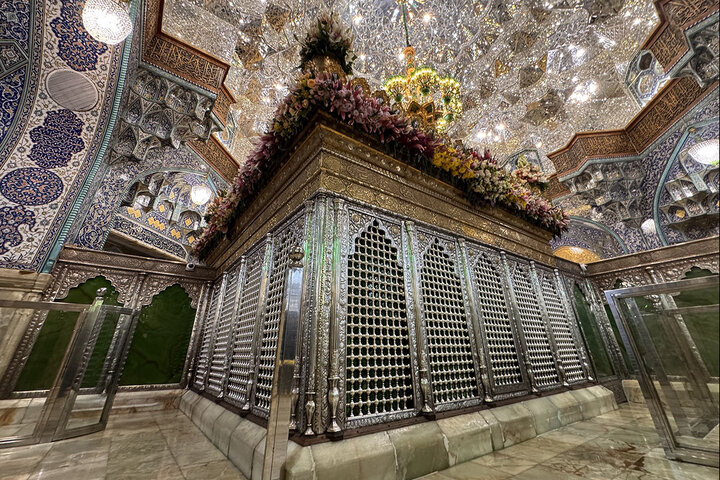 ضریح مطهر حرم حضرت معصومه (س) در آستانه نیمه شعبان غرق گل شد