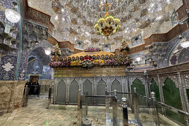 ضریح مطهر حرم حضرت معصومه (س) در آستانه نیمه شعبان غرق گل شد