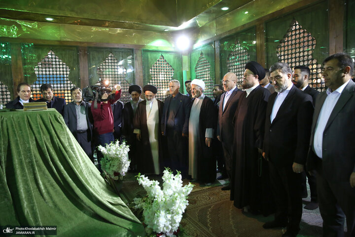 تقرير مصور/ نواب مجلس الشورى الاسلامي يجدّدون العهد بمبادئ الثورة الاسلامية