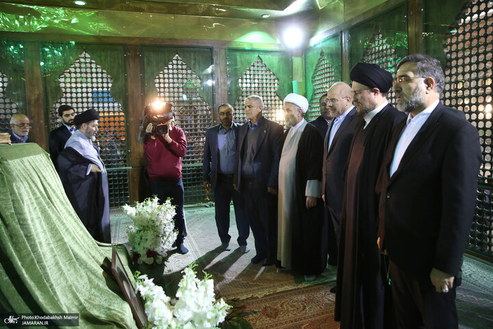 تقرير مصور/ نواب مجلس الشورى الاسلامي يجدّدون العهد بمبادئ الثورة الاسلامية