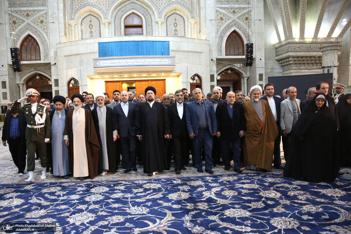 تقرير مصور/ نواب مجلس الشورى الاسلامي يجدّدون العهد بمبادئ الثورة الاسلامية