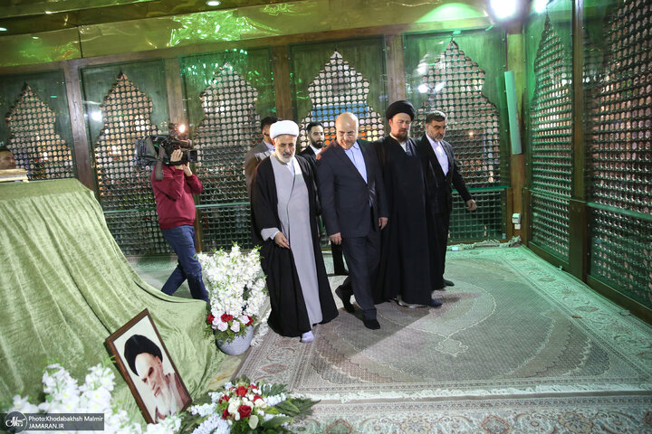 تقرير مصور/ نواب مجلس الشورى الاسلامي يجدّدون العهد بمبادئ الثورة الاسلامية