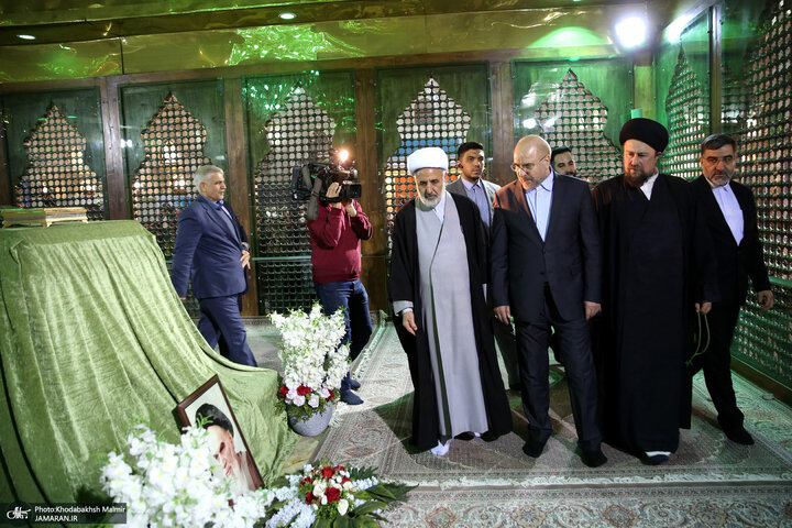 تقرير مصور/ نواب مجلس الشورى الاسلامي يجدّدون العهد بمبادئ الثورة الاسلامية