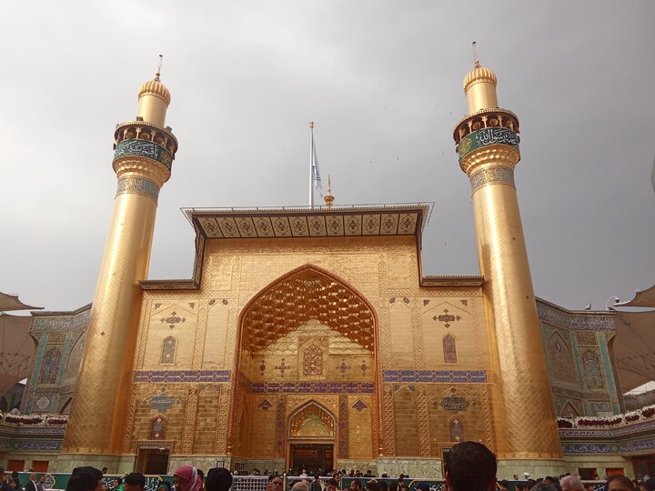 "Instantes de Devoción: En el Sagrado Santuario del Imam Ali (P), Nayaf la Iluminada"