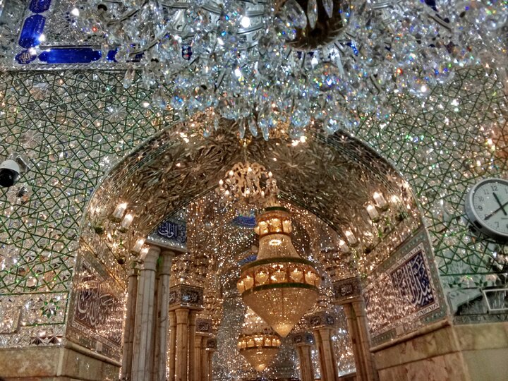 "Instantes de Devoción: En el Sagrado Santuario del Imam Ali (P), Nayaf la Iluminada"