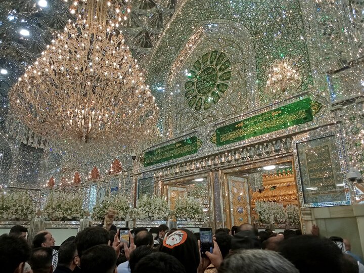"Instantes de Devoción: En el Sagrado Santuario del Imam Ali (P), Nayaf la Iluminada"