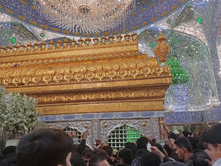 "Instantes de Devoción: En el Sagrado Santuario del Imam Ali (P), Nayaf la Iluminada"