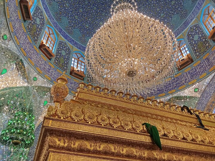 "Instantes de Devoción: En el Sagrado Santuario del Imam Ali (P), Nayaf la Iluminada"