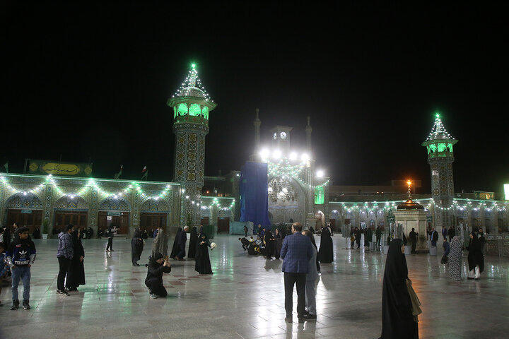 حرم حضرت معصومه (س)در شب میلاد امام زمان(عج) چراغان شد