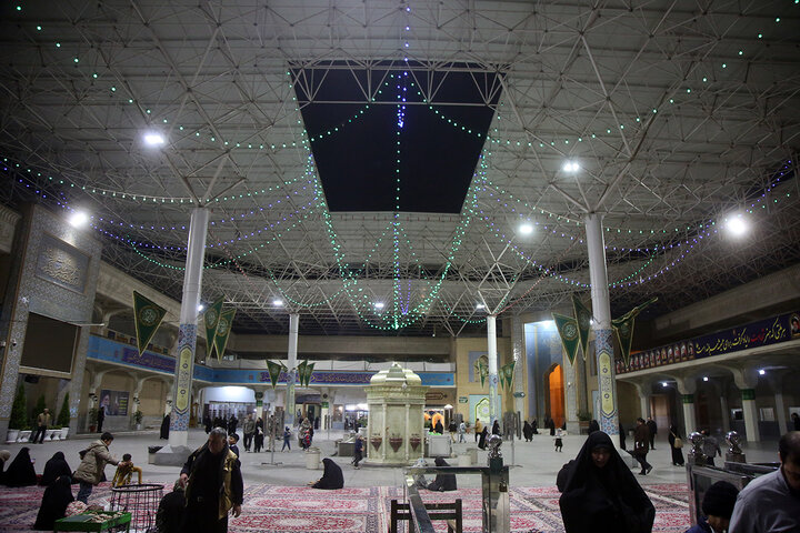 حرم حضرت معصومه (س)در شب میلاد امام زمان(عج) چراغان شد