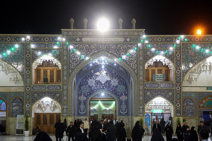 حرم حضرت معصومه (س)در شب میلاد امام زمان(عج) چراغان شد