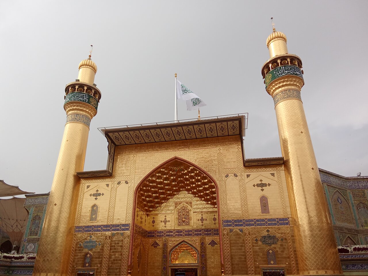 "Instantes de Devoción: En el Sagrado Santuario del Imam Ali (P), Nayaf la Iluminada"