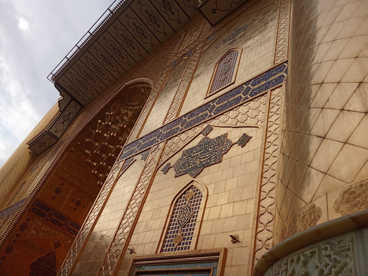 "Instantes de Devoción: En el Sagrado Santuario del Imam Ali (P), Nayaf la Iluminada"