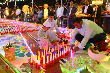 Milhares de velas acesas iluminam de forma belíssima o Bayn al-Haramayn, em Karbala, na comemoração do nascimento do Imam Mahdi