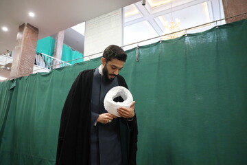 مراسم عمامه‌گذاری جمعی از طلاب در سالروز نیمه شعبان