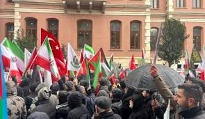 Manifestation de solidarité avec l’Iran à Istanbul devant le consulat des États-Unis