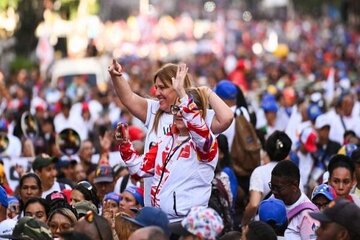 وینزویلا میں ہزاروں افراد کا مادورو کی واپسی کا مطالبہ