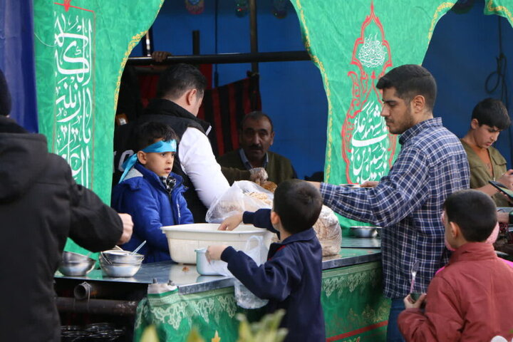 خدمت‌رسانی ایستگاه های صلواتی حرم بانوی کرامت در شب نیمه شعبان